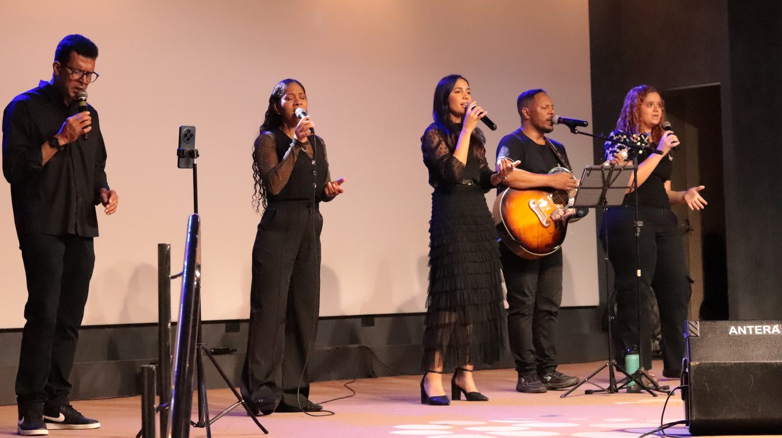 Ministério de louvor no altar da Igreja de Deus Central Trindade
