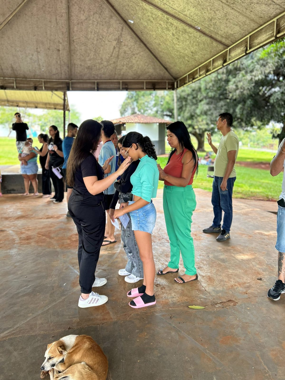 Momento de evangelismo e oração da IDB Central Trindade