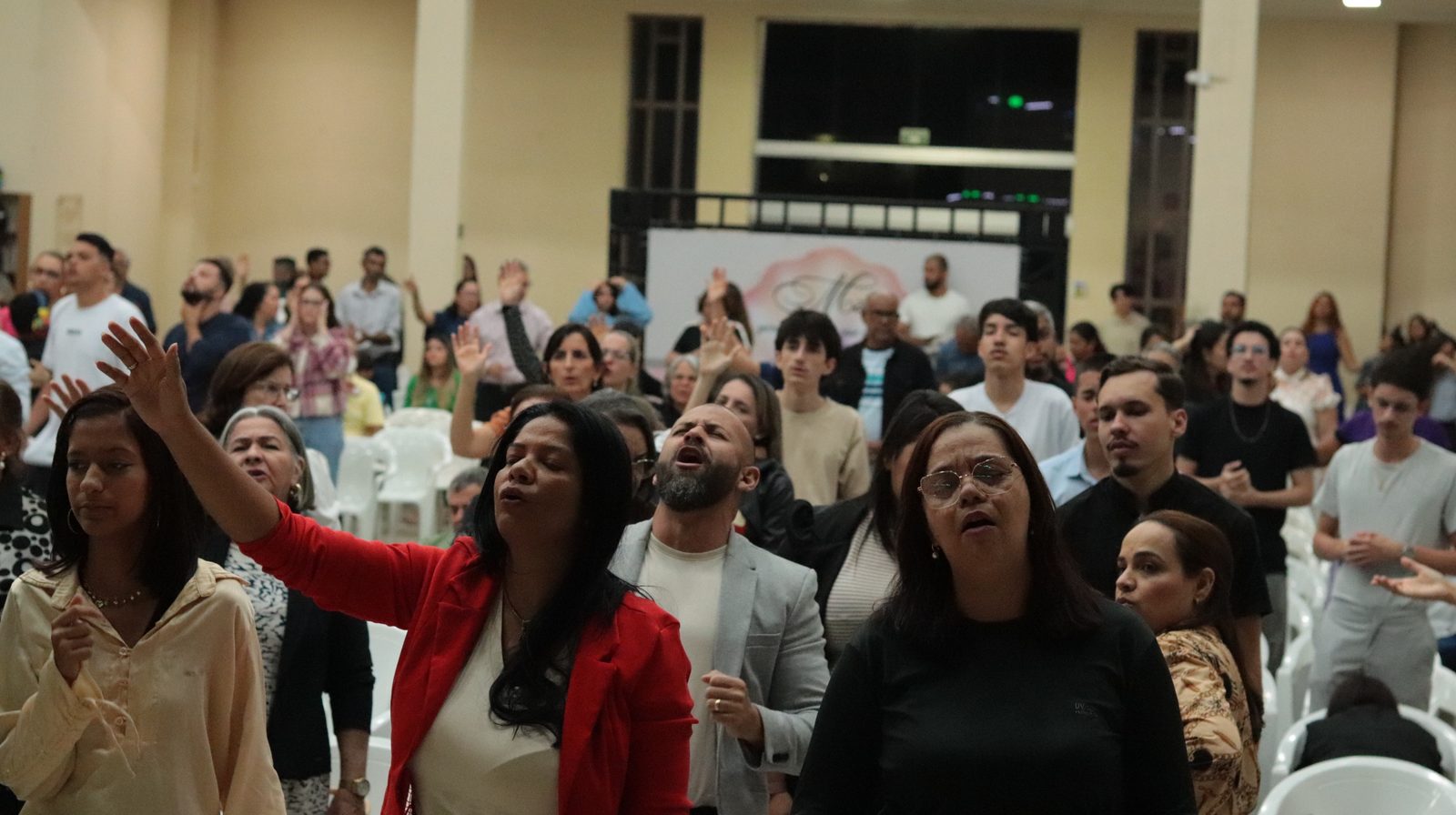 Igreja de Deus Central Trindade reunida em adoração