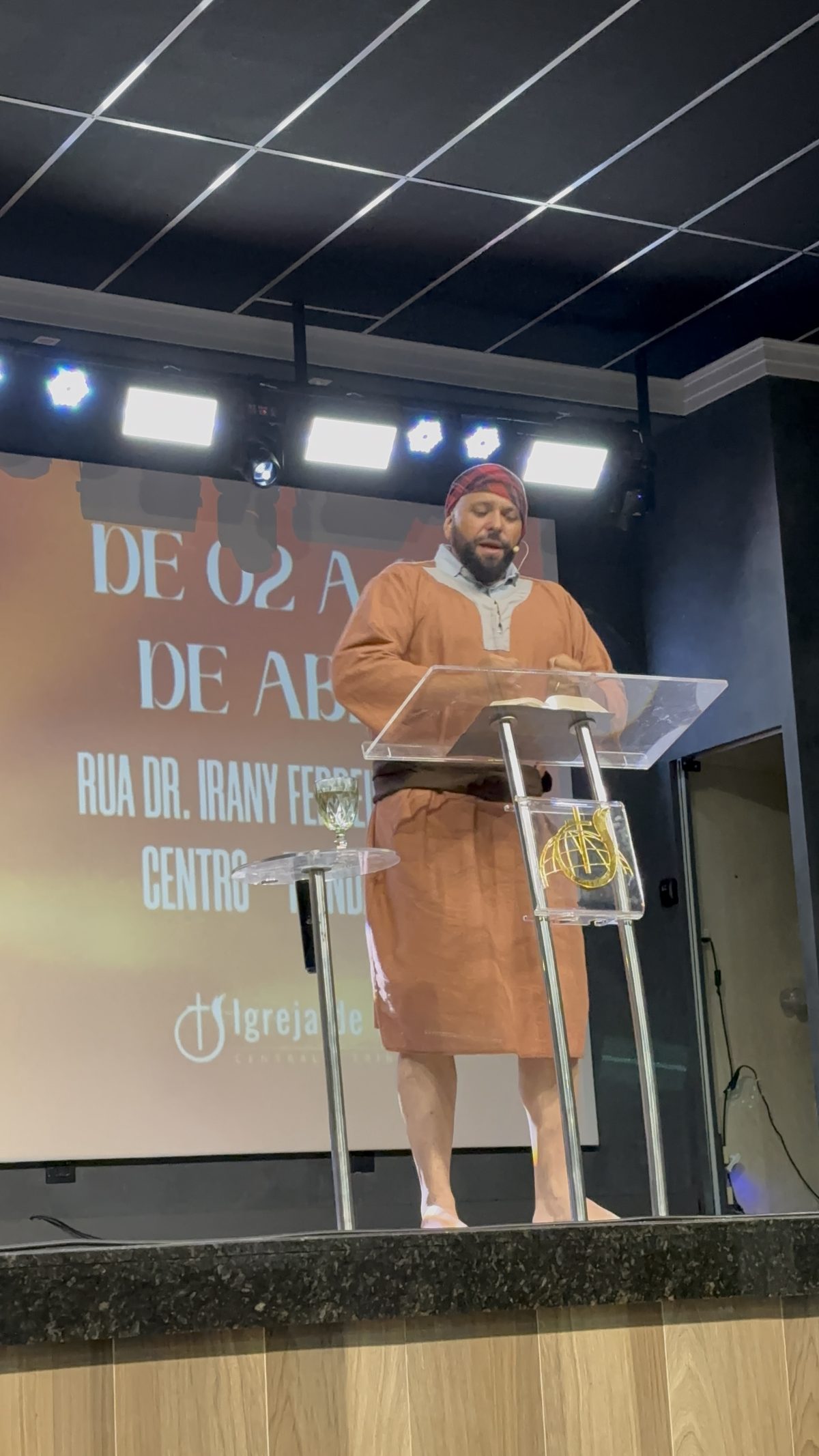 Pastor pregando no altar da Igreja de Deus Central Trindade